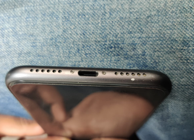Refurbished Grades – Why It’s Not An Exact Science 📱🔍 Phone with one larger scuff that could be considered "very good" in refurbished grades