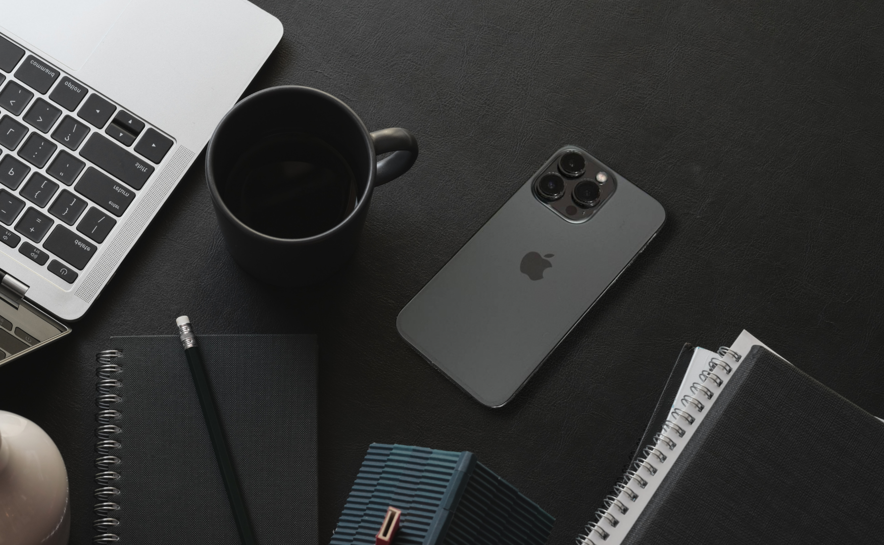 Iphone 13 pro colours: graphite on black desk