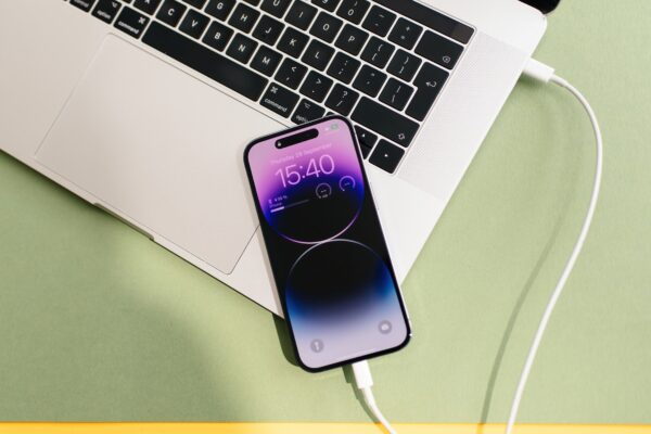 Data transfer and backup connecting iphone to macbook